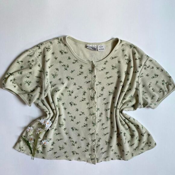 Basic Editions Tops - Vintage floral tee